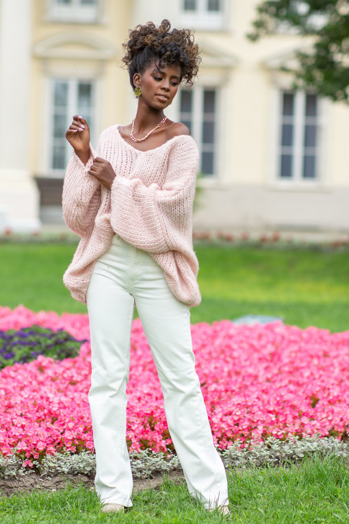 Loose sweater with a neckline F1256 pinkpowder