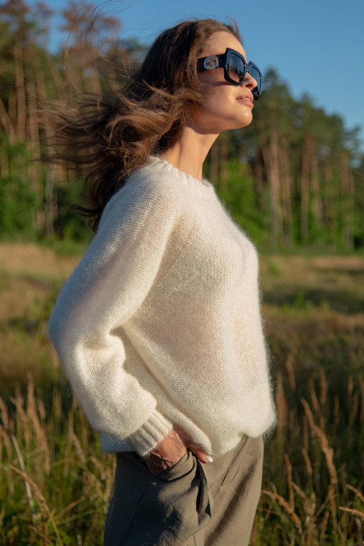 The classic seamless sweater with a round neckline F1737 ecru