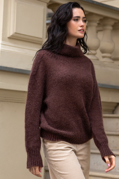 SEAMLESS OVERSIZED SWEATER WITH TURTLENECK AND ROLLED CUFFS MADE FROM ALPACA WOOL F1750 choco